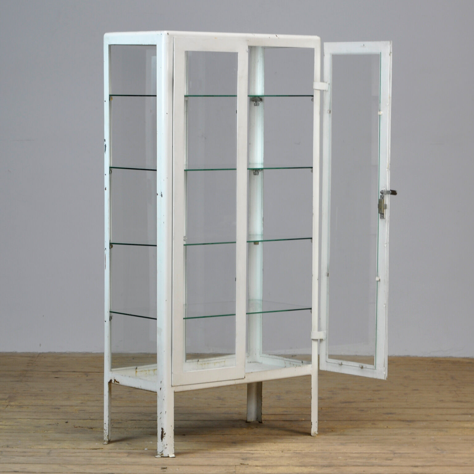 Vitrine médicale en fer, 1970