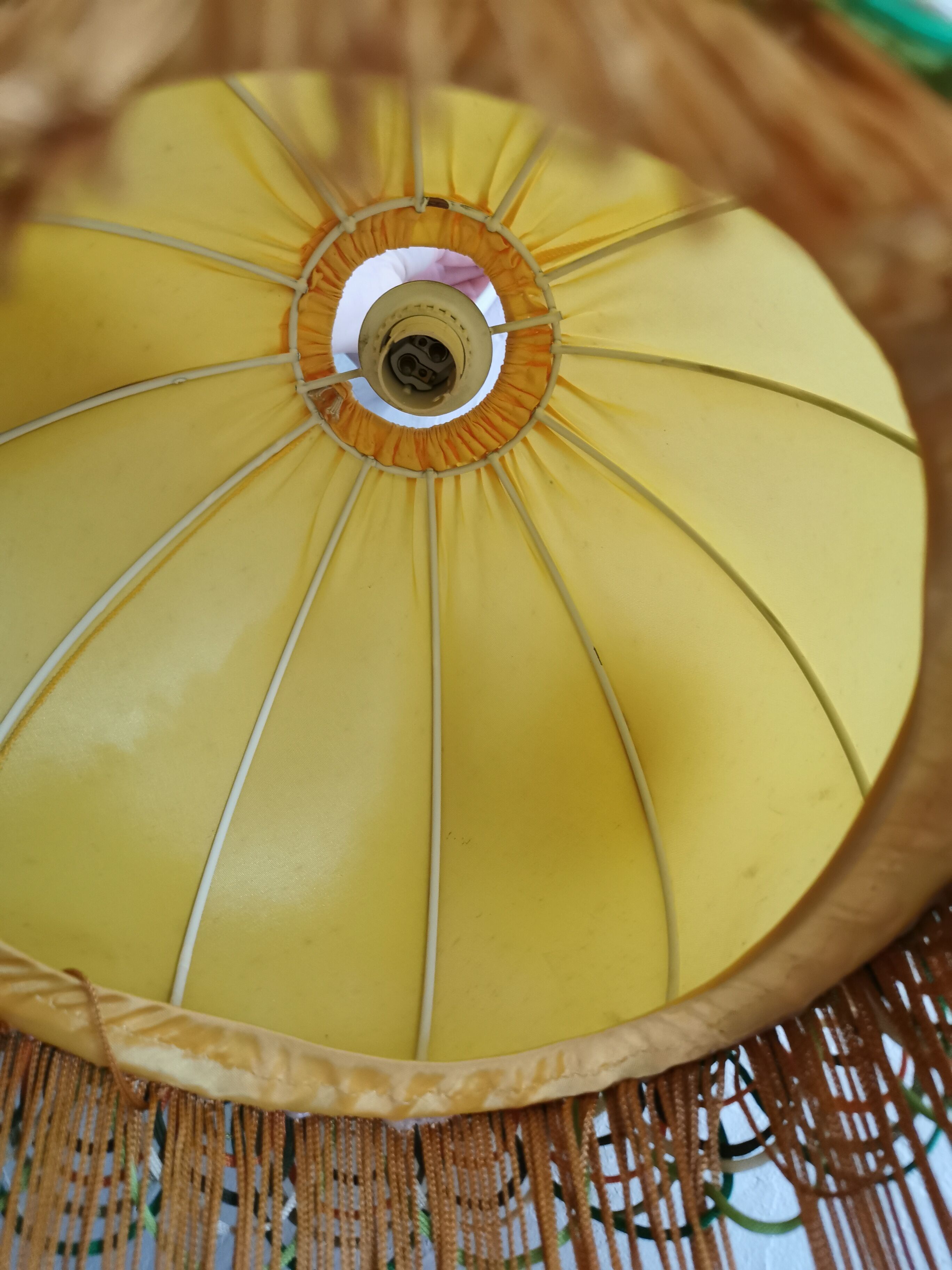 Suspension en tissu jaune à franges