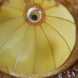 Suspension en tissu jaune à franges