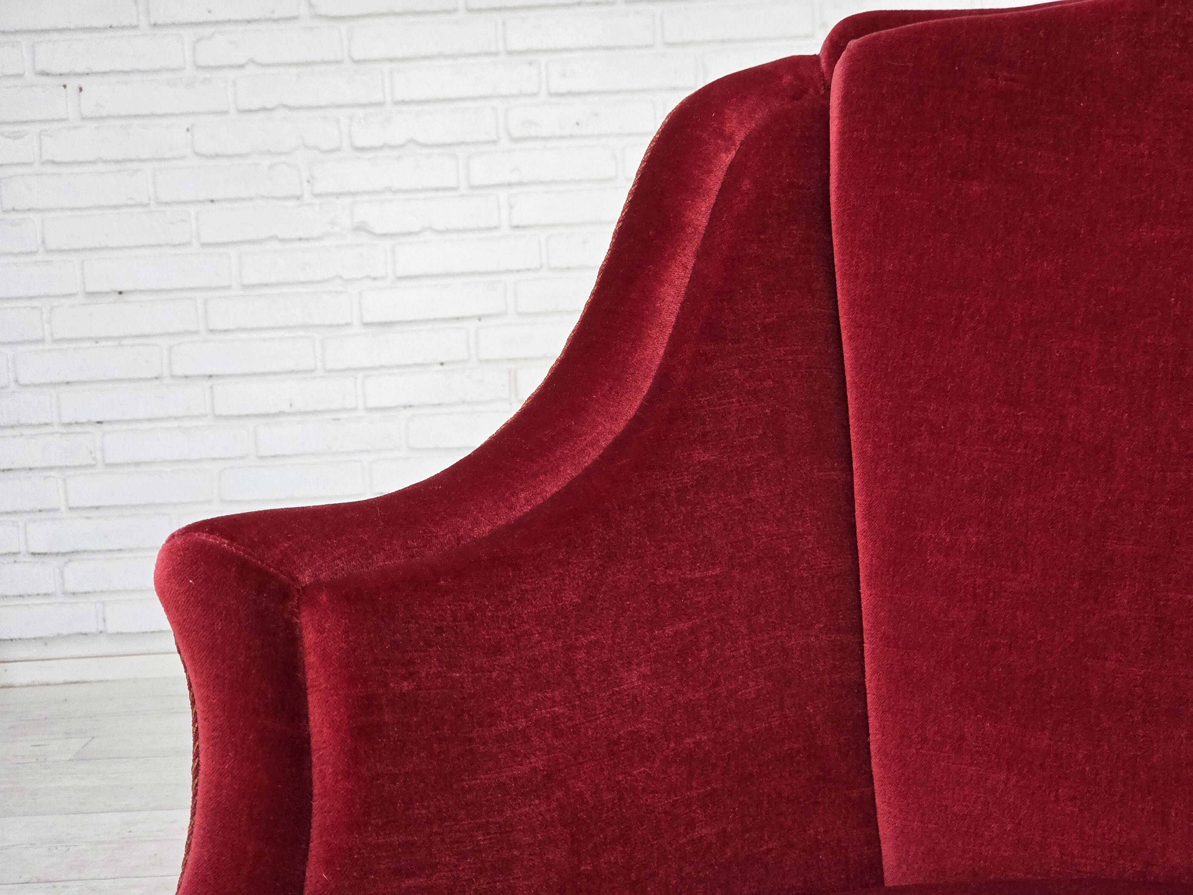 Fauteuil danois des années 1970, velours de mobilier, pieds en bois d'orme.