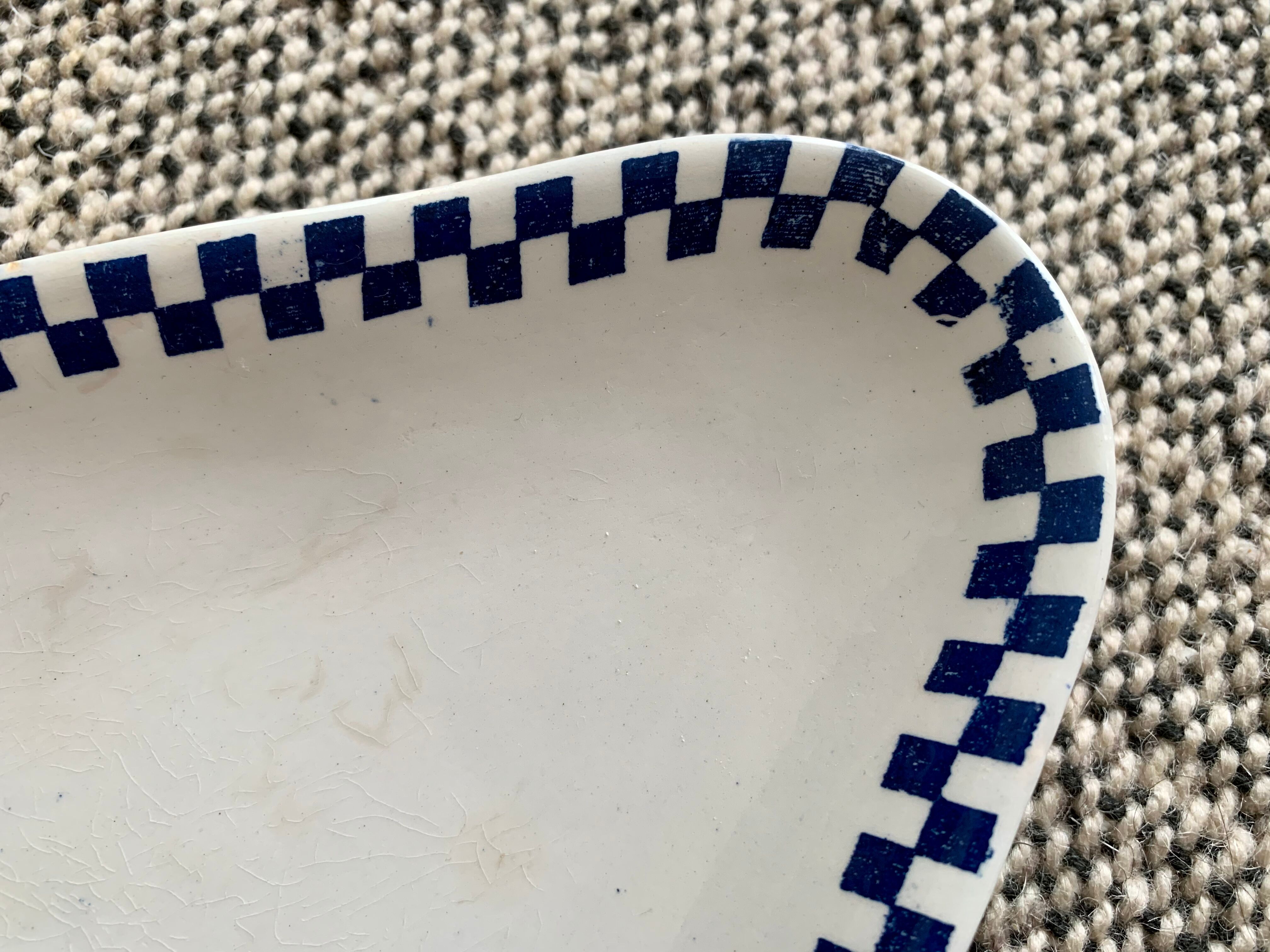 Service dish terre de fer st amand - hamage damier motif