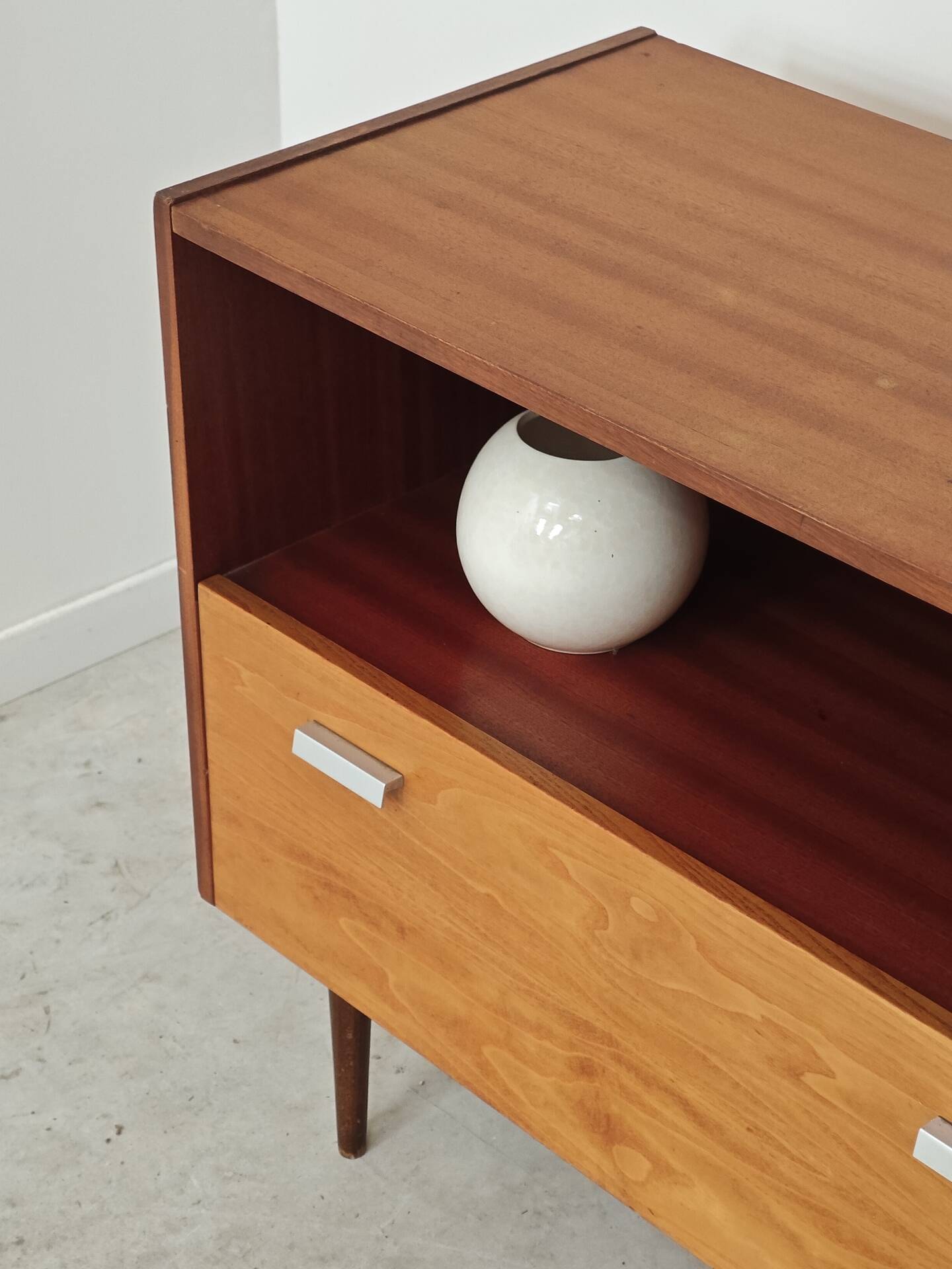 Petit meuble d'appoint buffet en bois 1970