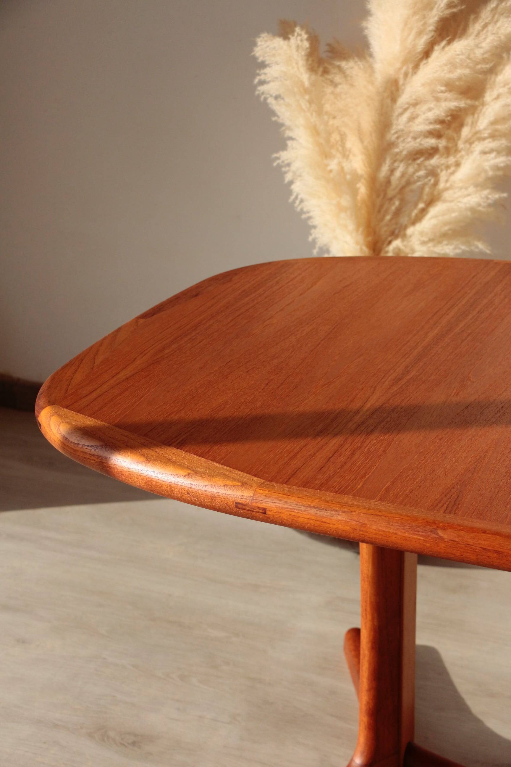 Vintage Dyrlund dining table in teak – the excellence of Danish design.