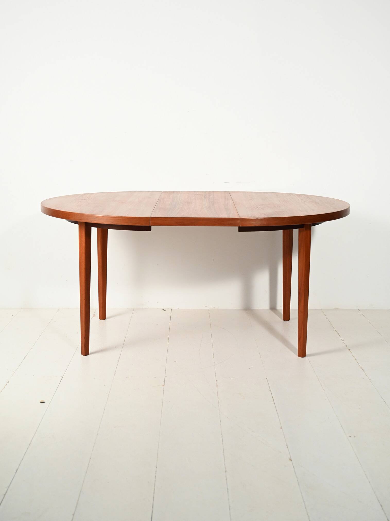 Table de salle à manger ronde scandinave des années 1960 en teck rayé