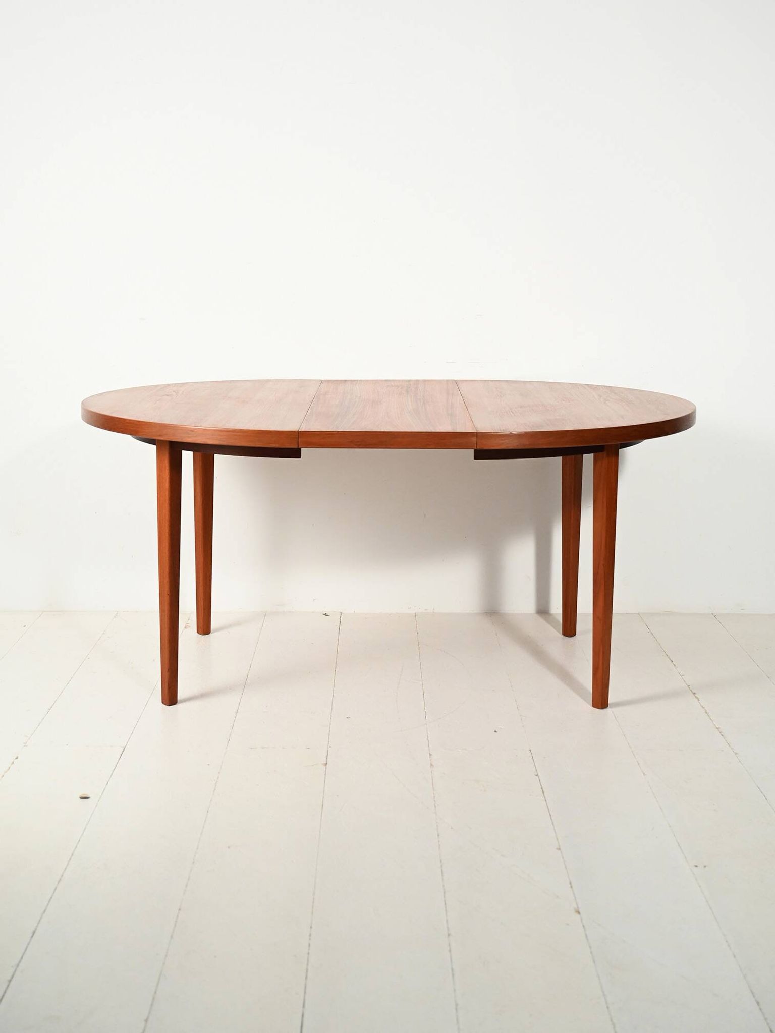 Table de salle à manger ronde scandinave des années 1960 en teck rayé