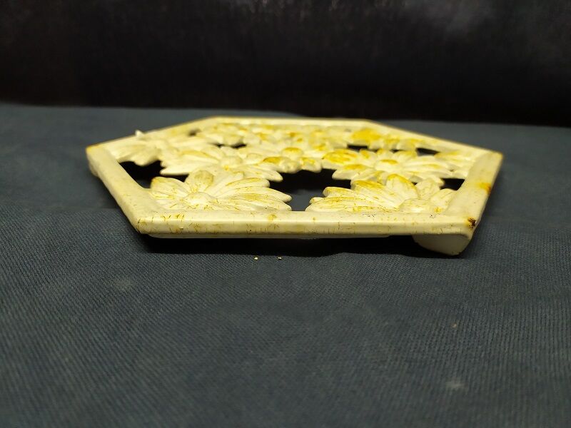 Flat-bottomed white flowers metal patina vintage old