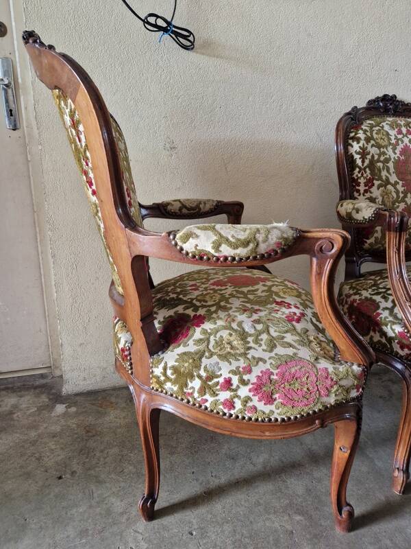 Paire de fauteuils cabriolets de style Louis XV en bois mouluré