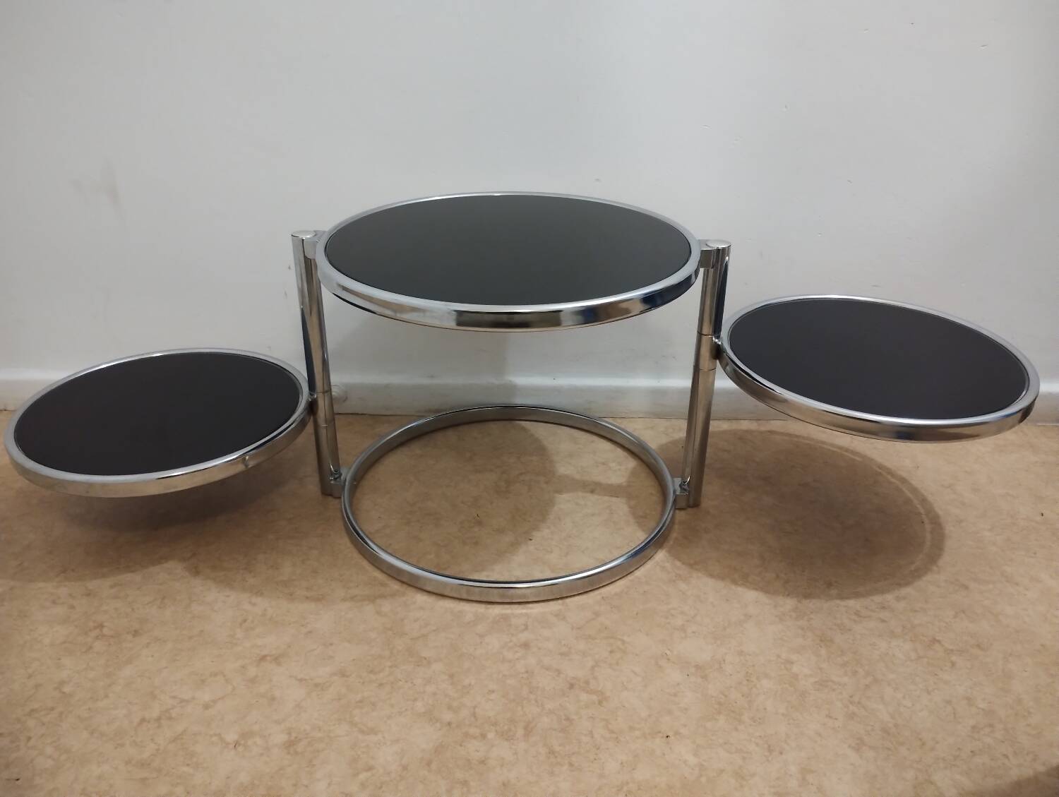 Table basse en métal chromé et verre fumé