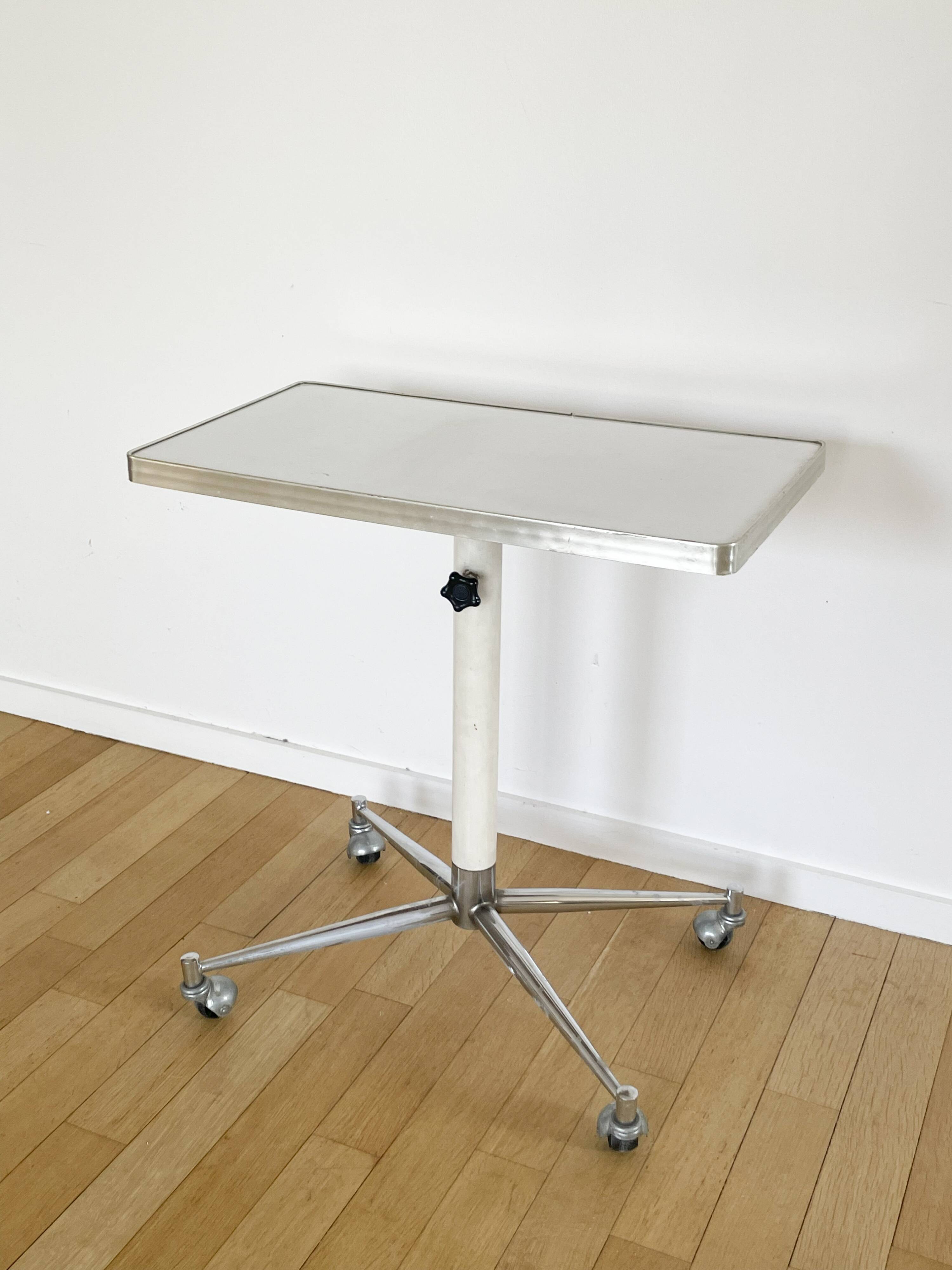 Tablet with chrome and white lacquered wheels