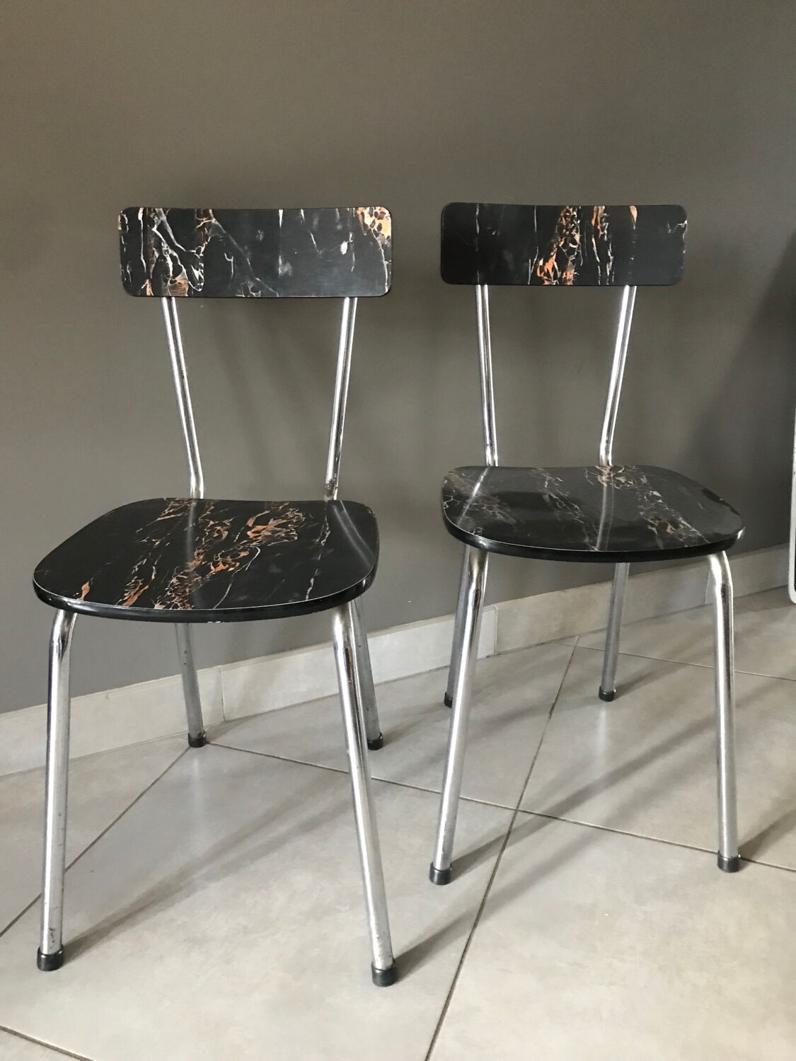 Chaises en Formica noir marbré