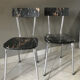 Chaises en Formica noir marbré