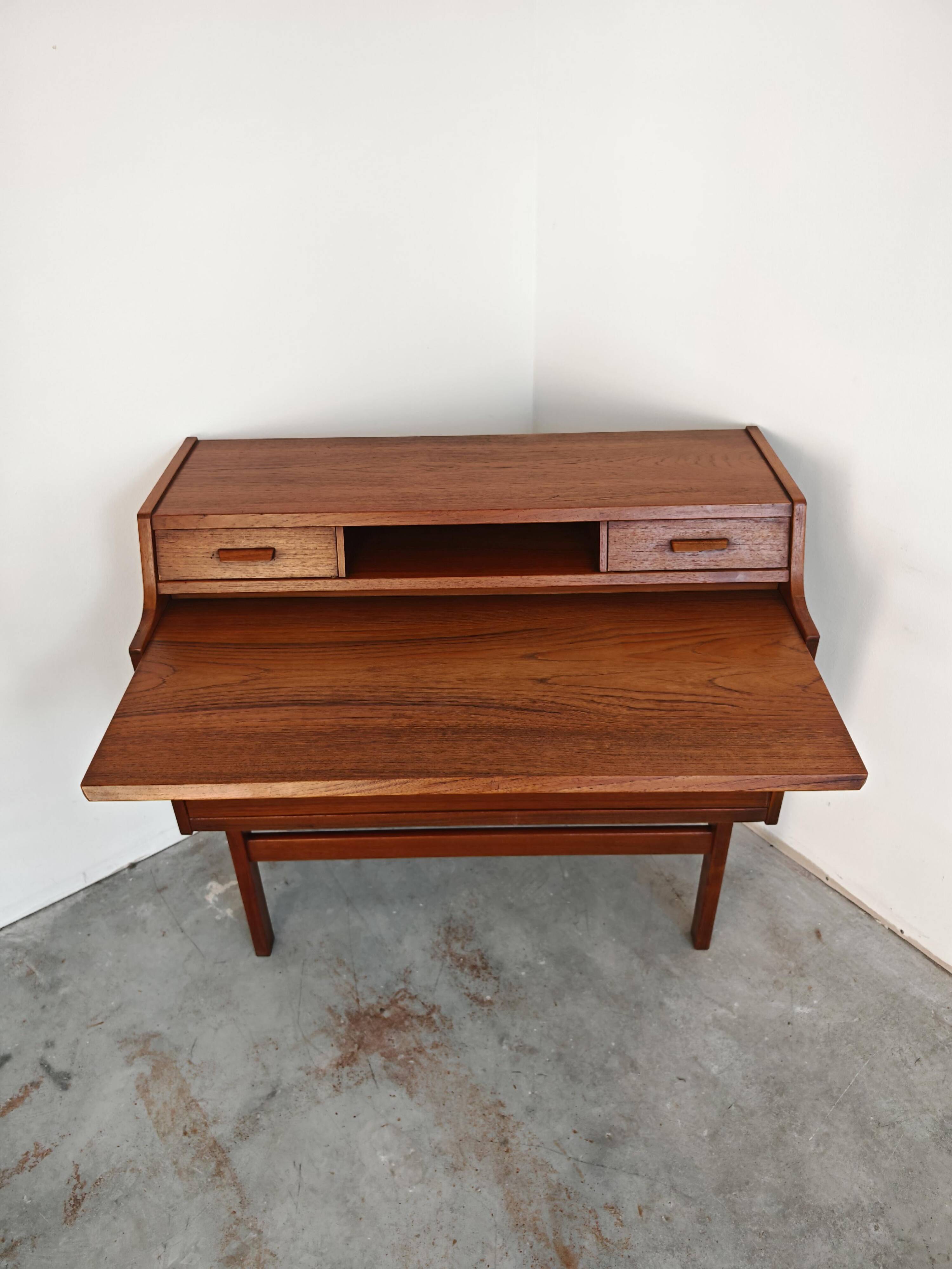 Bureau et commode Mid Century Modern par Arne Wahl Iversen 1960s