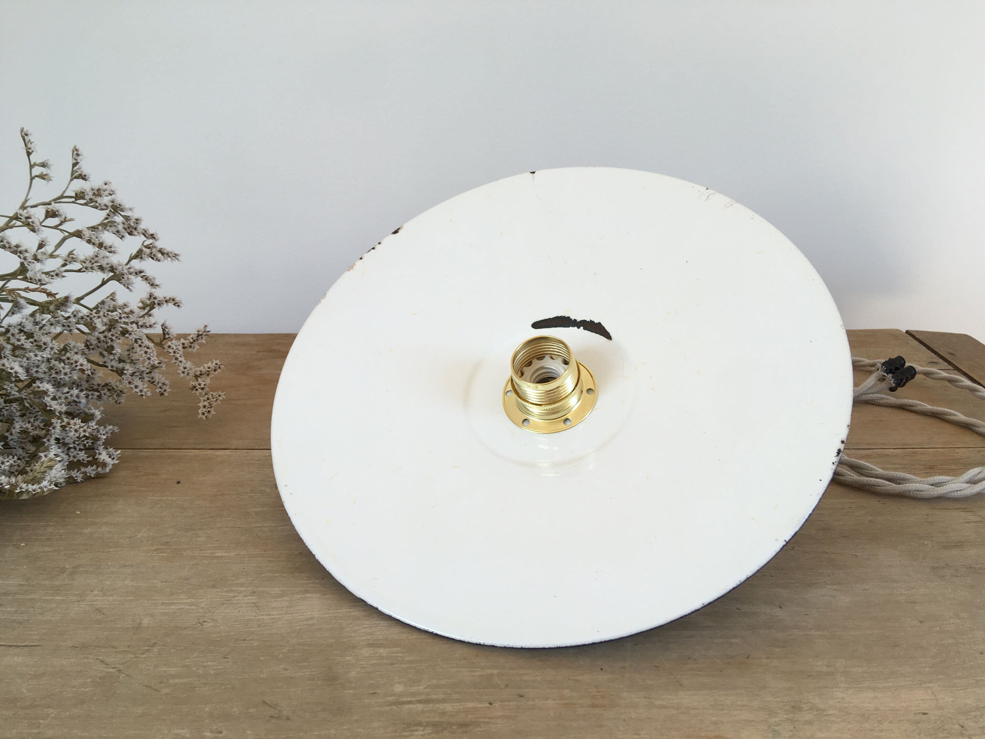 Suspension in black & white enamelled sheet metal