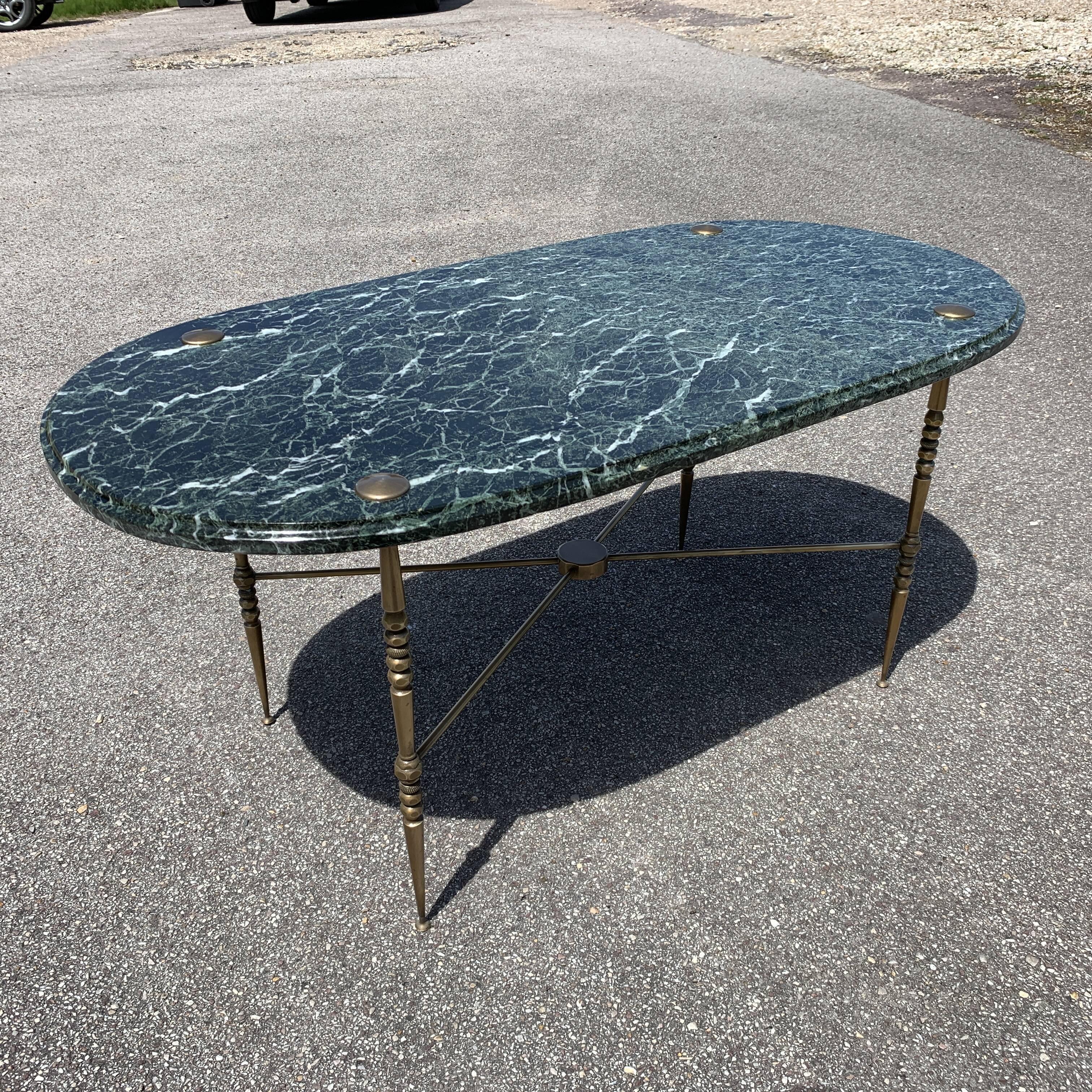 Oval coffee table in veined green marble