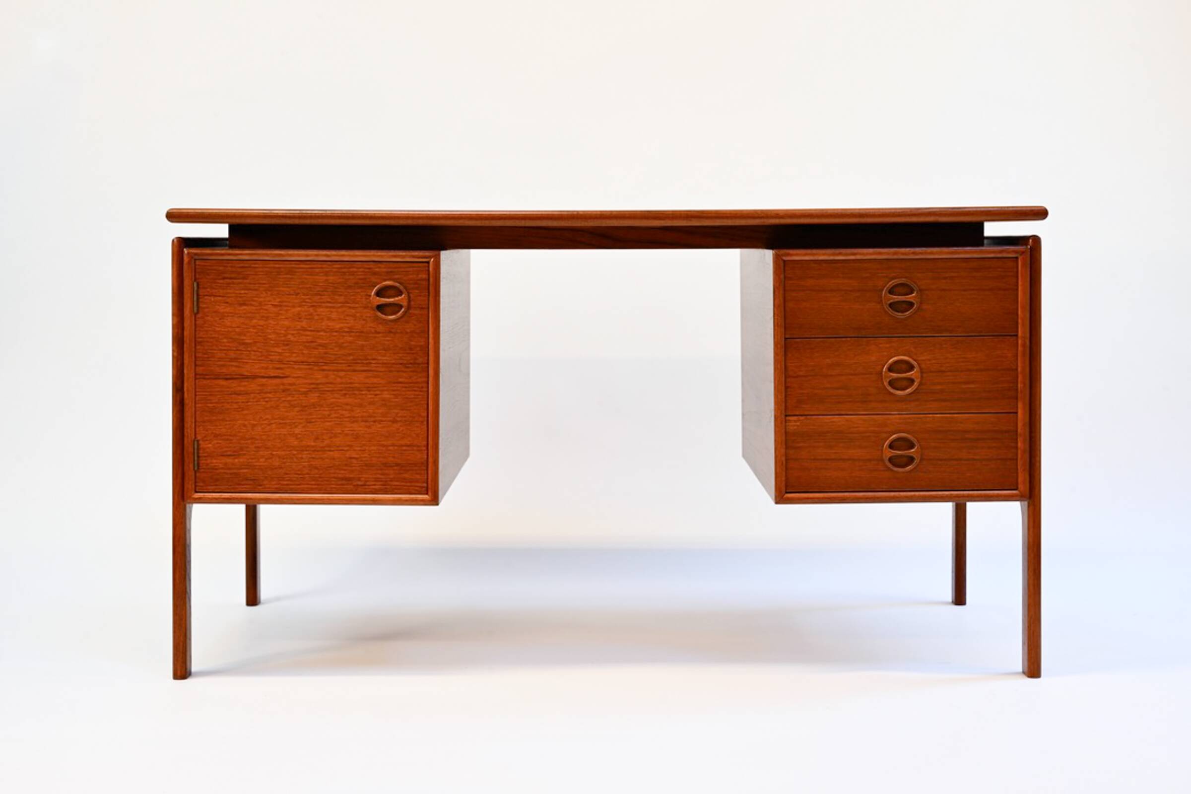 Arne Vodder Danish teak desk by GV Møbler, 1960s
