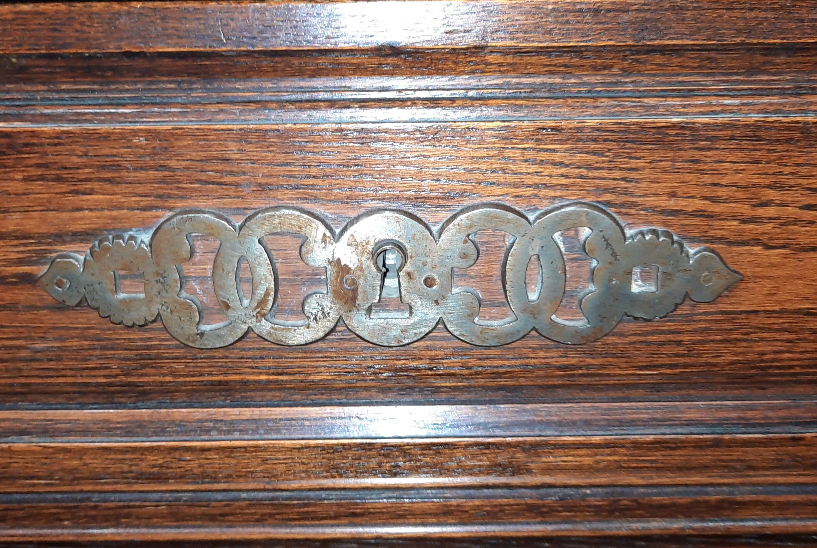 Oak chest of drawers