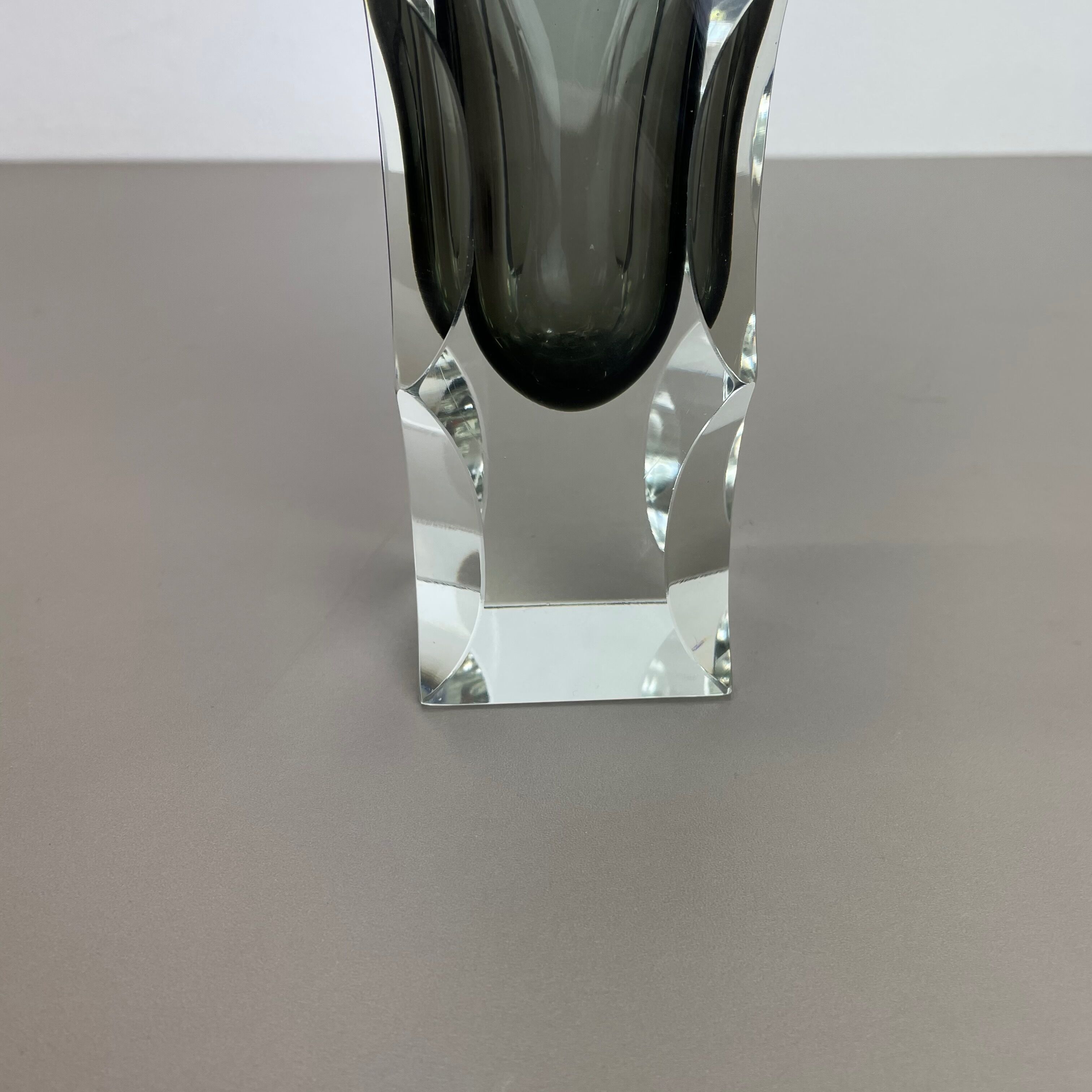 Extra Large Mandruzzato Faceted Glass Sommerso Vase Made in Murano, Italy 1970s