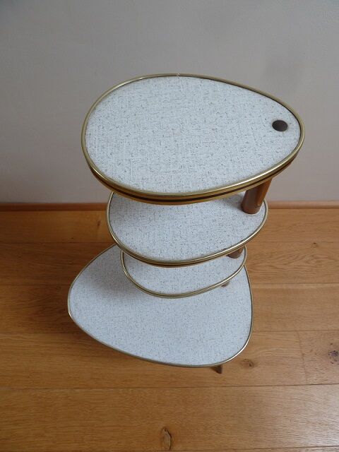 tripod plant holder table