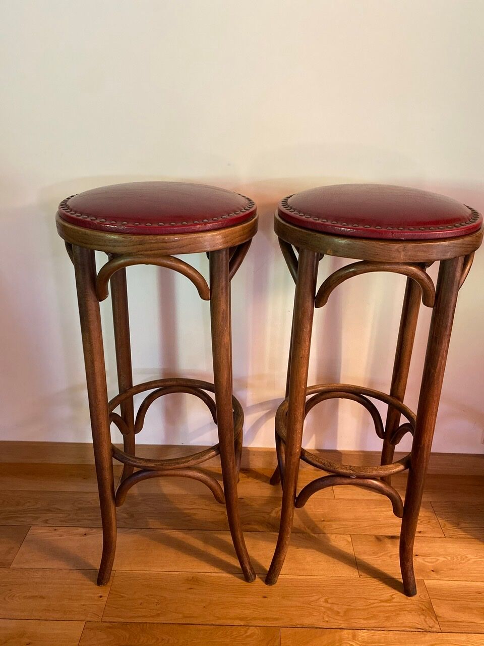 Paire de tabourets de bistrot en bois tourné et assise en skaï rouge XX siècle