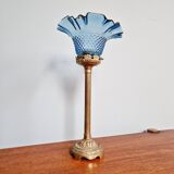 Lampe de table en bronze doré et bobèche en verre bleu