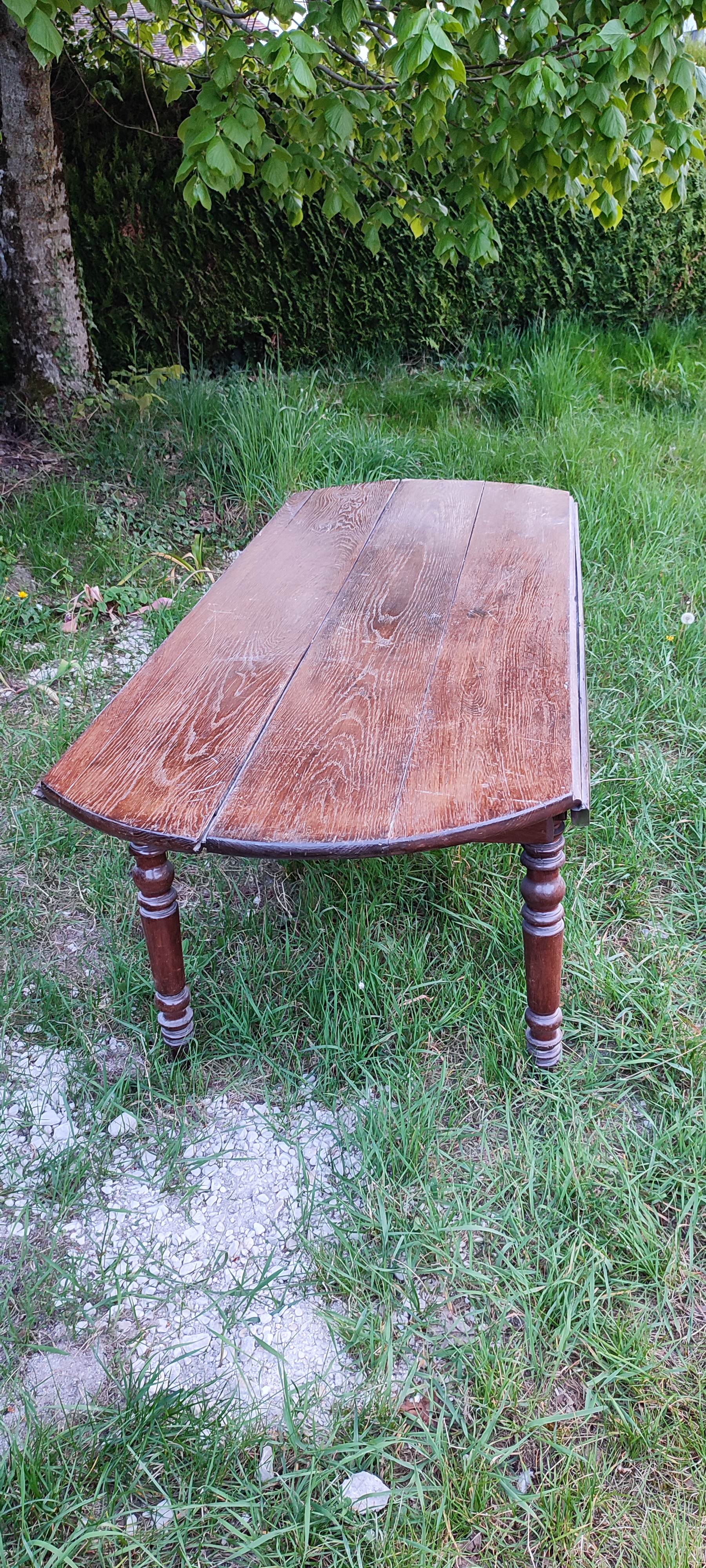 Large table with oval oak shutters 190cm
