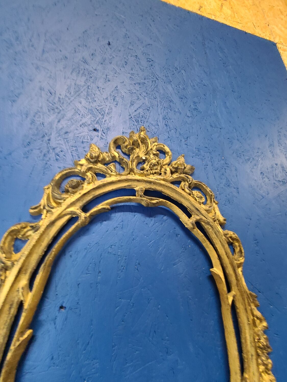 Cadre en fonte dorée