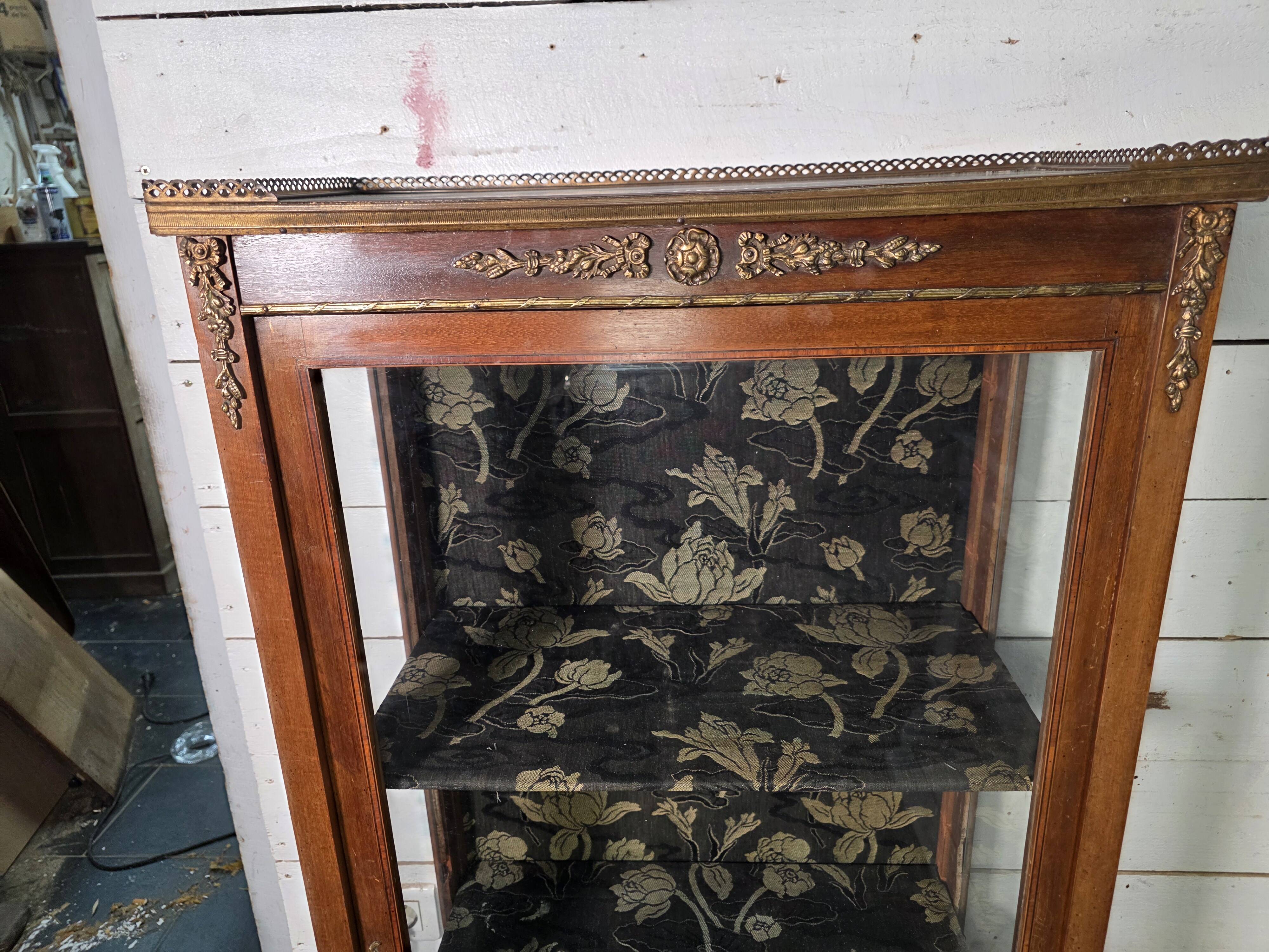 Vitrine ancienne style transition Louis XV-Louis XVI en Acajou