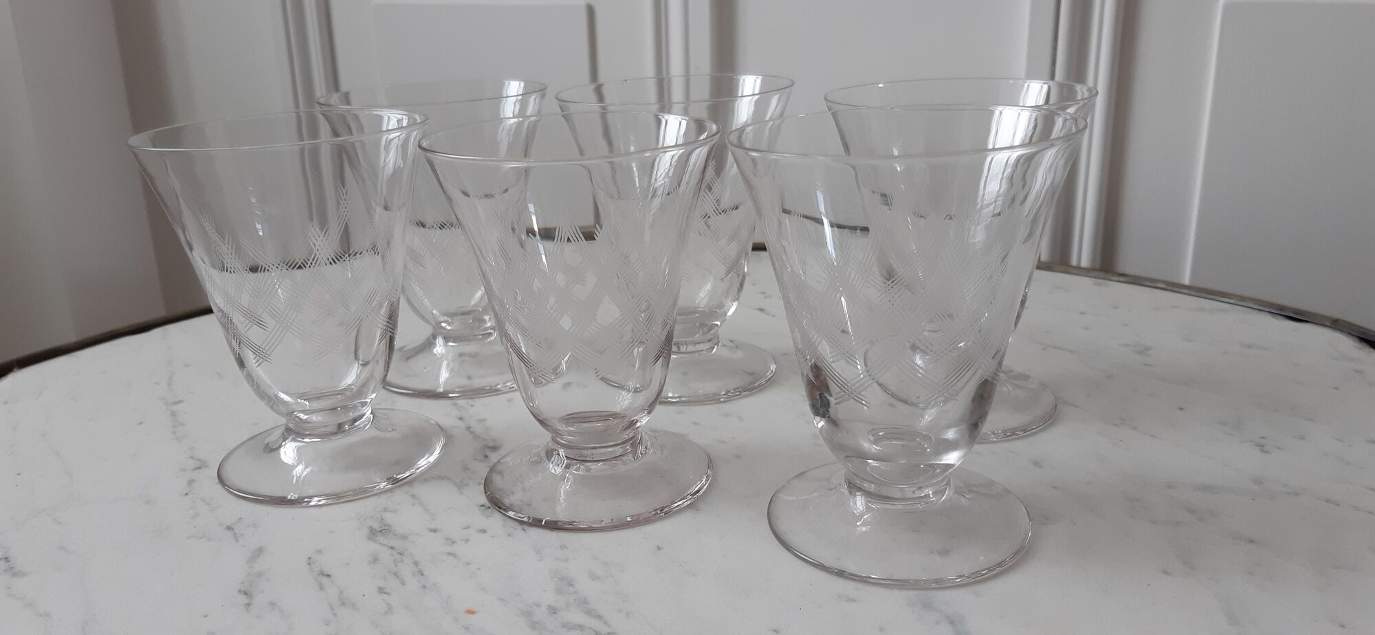 Set of 6 wine glasses on feet engraved years 50-60