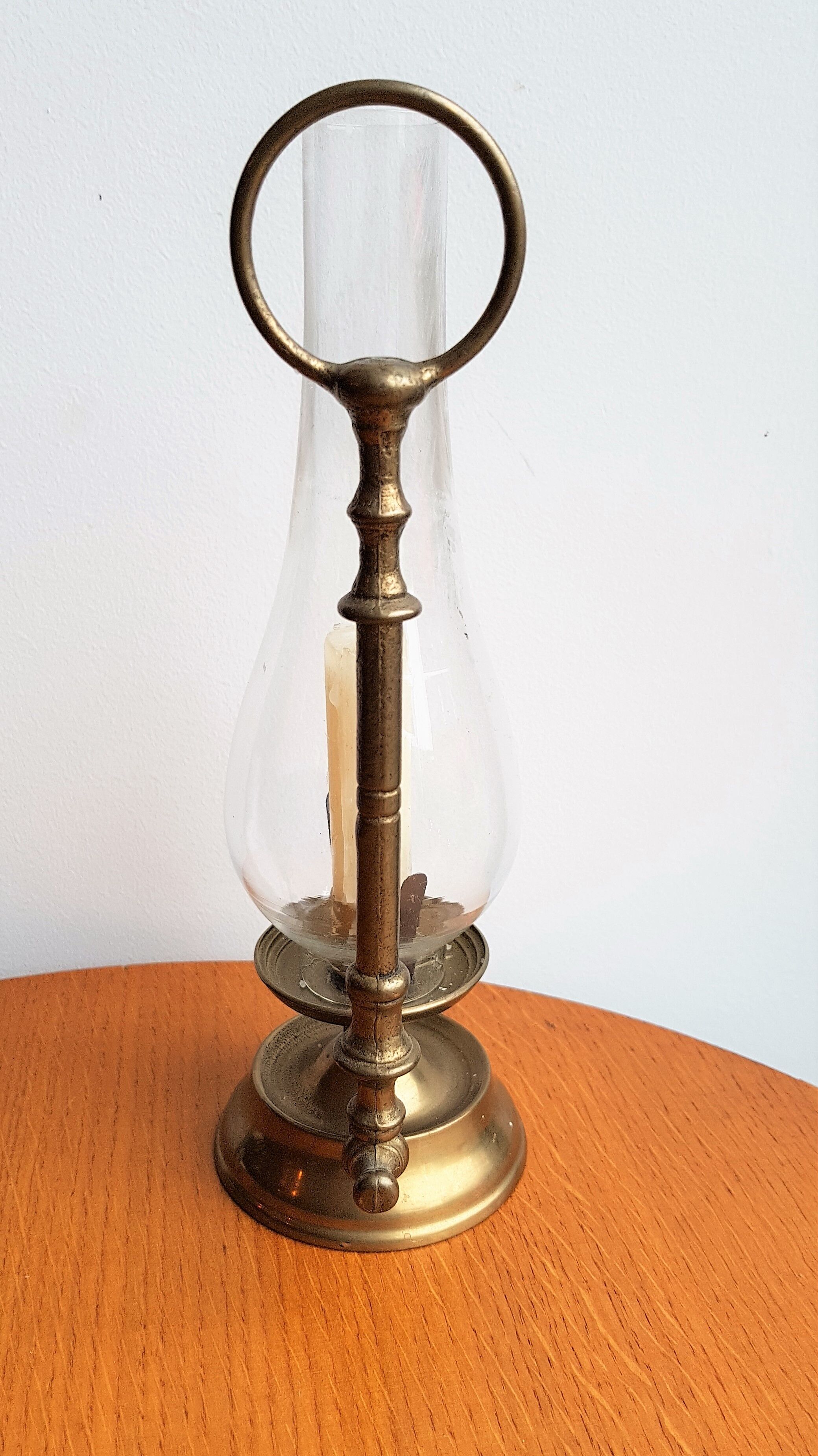 In brass and glass candleholder