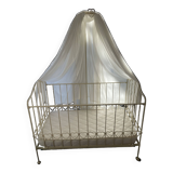 Lit bébé en fer forgé en très bon état