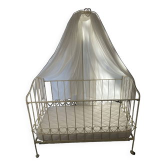 Wrought iron baby bed in very good condition