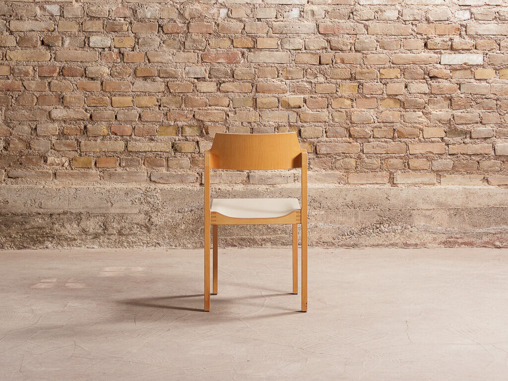 Lot of 4 chairs in solid beech, seated and back restored