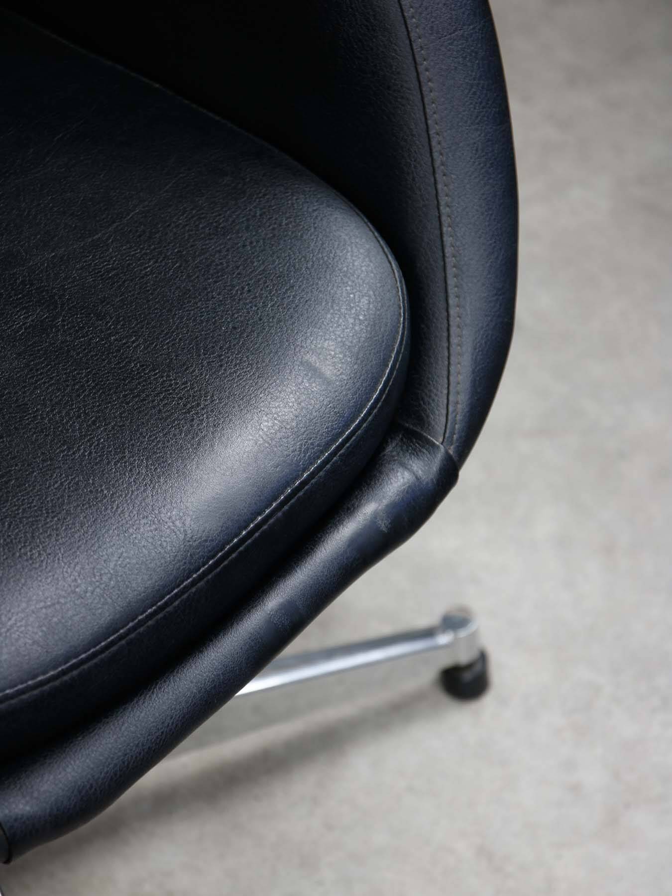 Chaise pivotante vintage en simili cuir noir italien et chrome