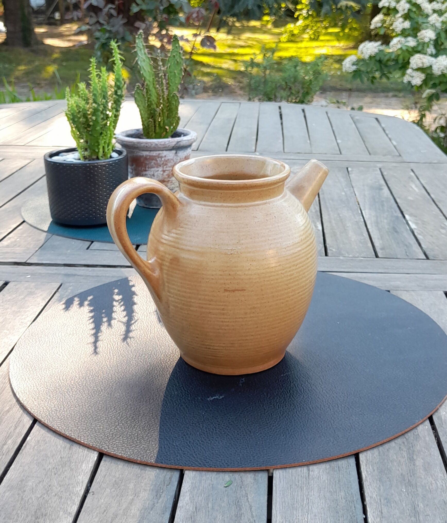 Old pitcher in clear sandstone, signed gres cnp. Village France, early XXeme
