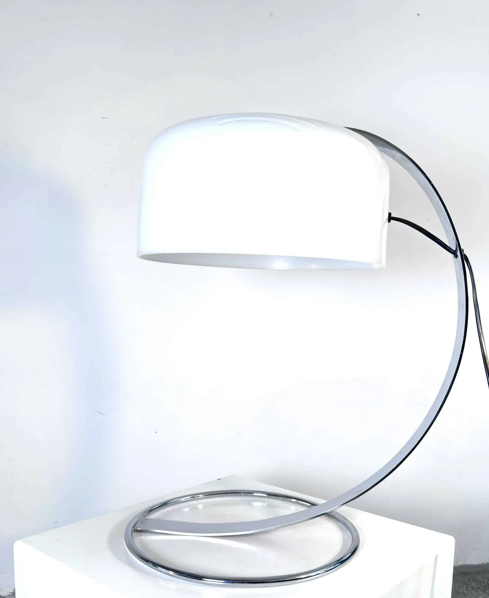 Lampe de table D-2125 Tropic par Raak Amsterdam, Pays-Bas, années 1970.