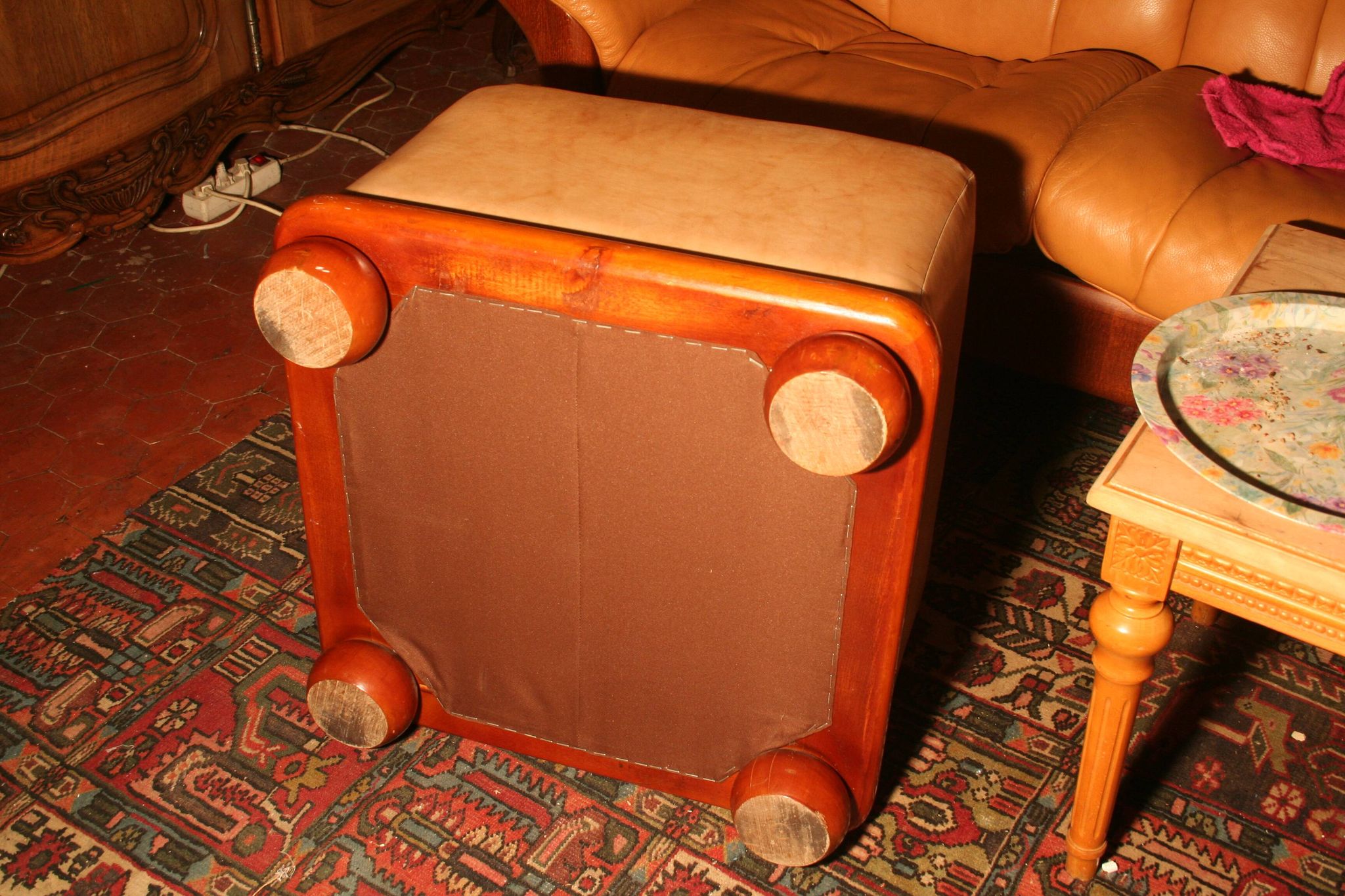 Cube pouf in light brown leather