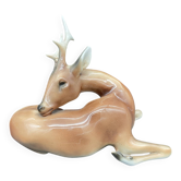 Cerf couché en porcelaine Royal Dux – Sculpture vintage de Bohême, mod