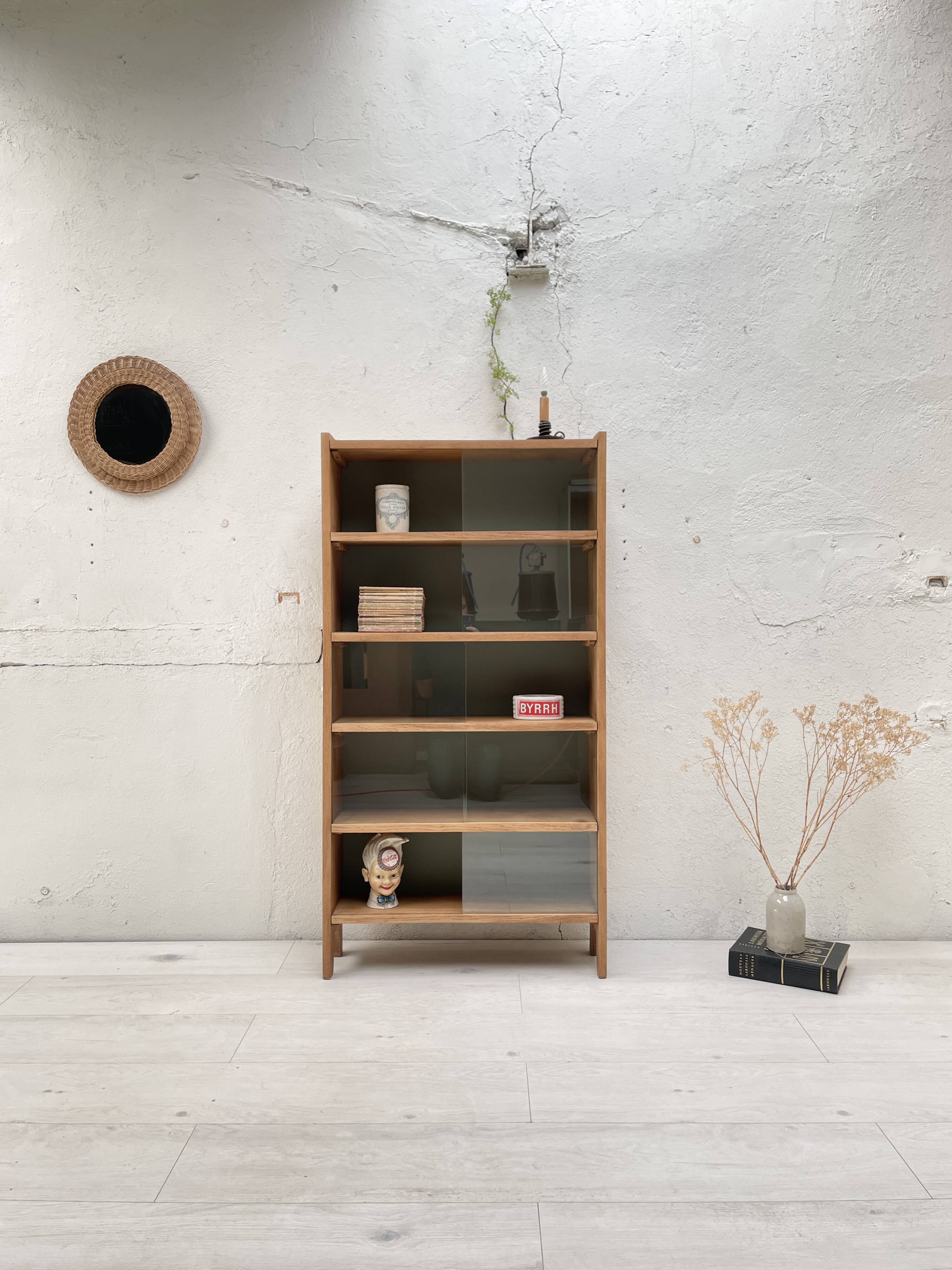 Vintage bookcase in solid oak.