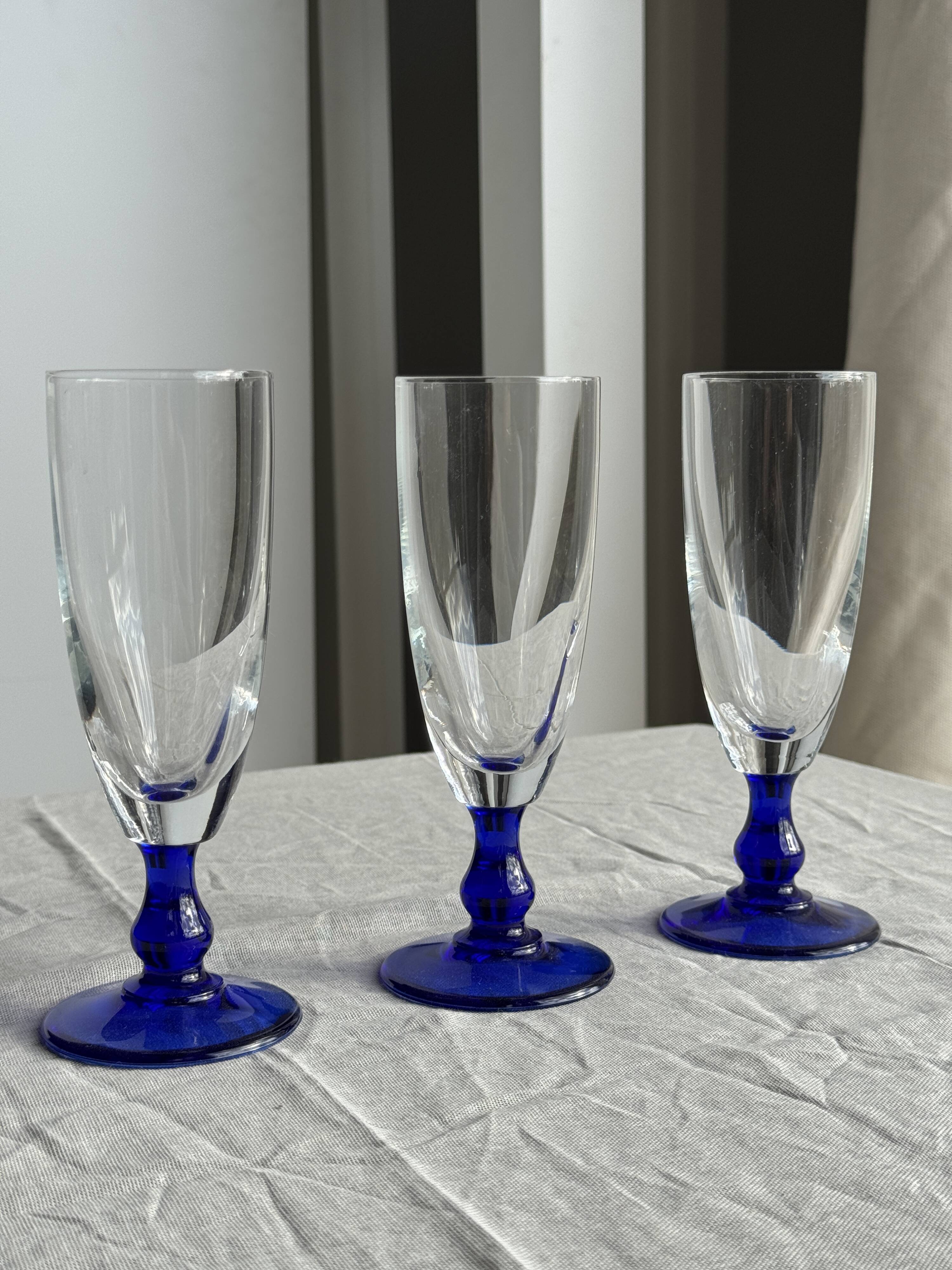 Set of 6 blue-footed champagne flutes; 3 pairs of designs.