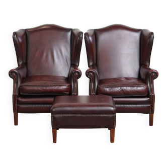 Ensemble de 2 fauteuils à oreilles en cuir de vachette + pouf de style anglais