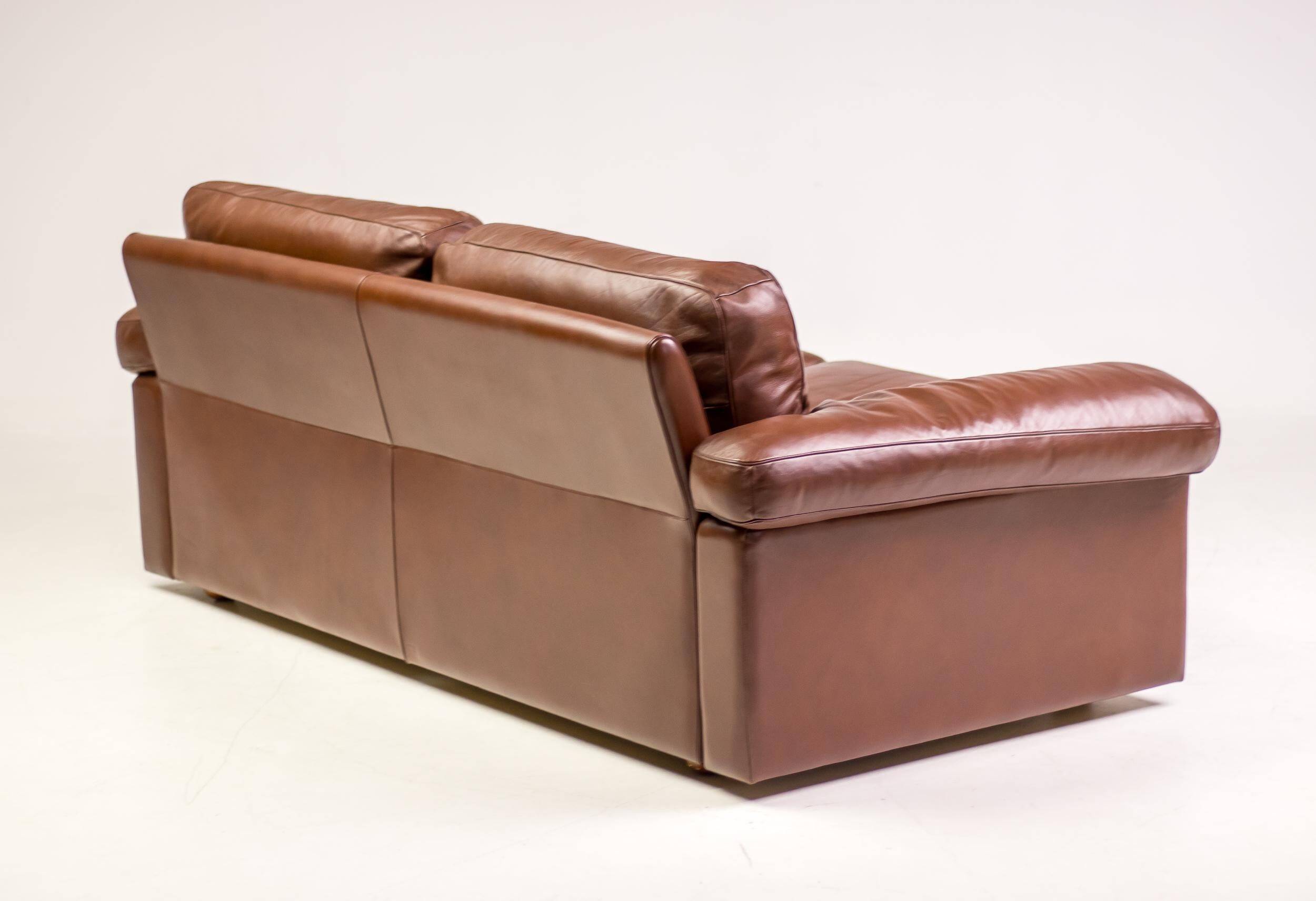 Royal 2-seater canapé premium Poltrona Frau Petronio upholstered in down and chestnut leather.