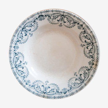 Assiette creuse en faience de Saint Amand et Hamage  , Terre de fer , modèle Guirlande