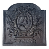 Plaque de cheminée ancienne en fonte , ruban, laurier, portrait de Voltaire
