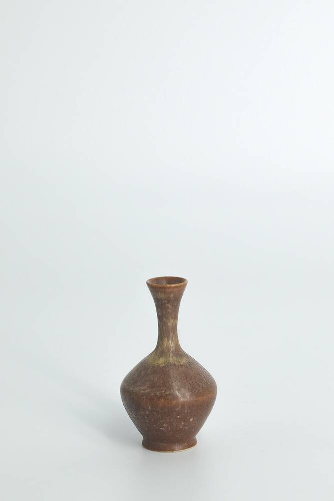 Set of 4 Scandinavian collectible vases in brown stoneware by Gunnar Borg.