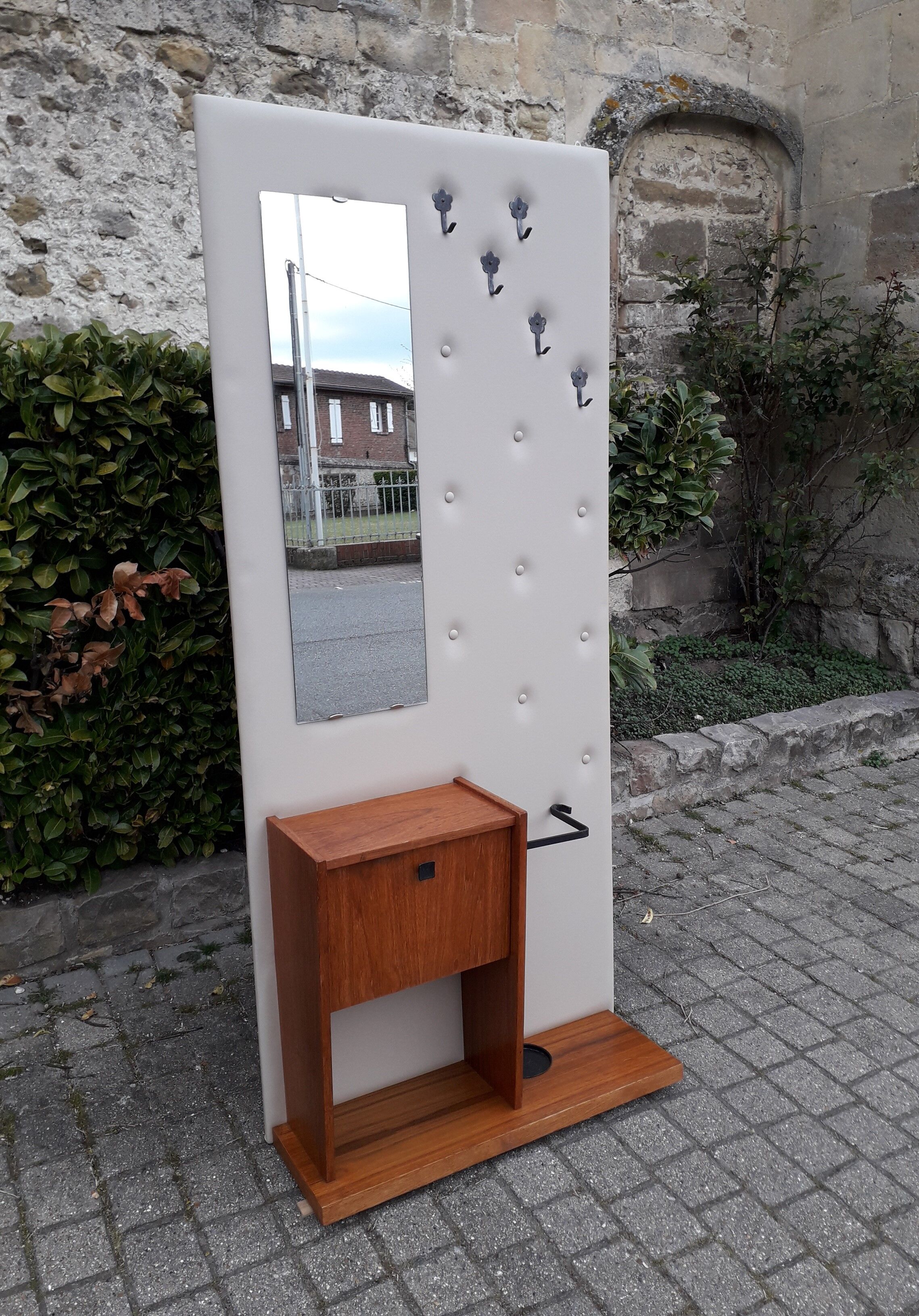 60s entry locker room