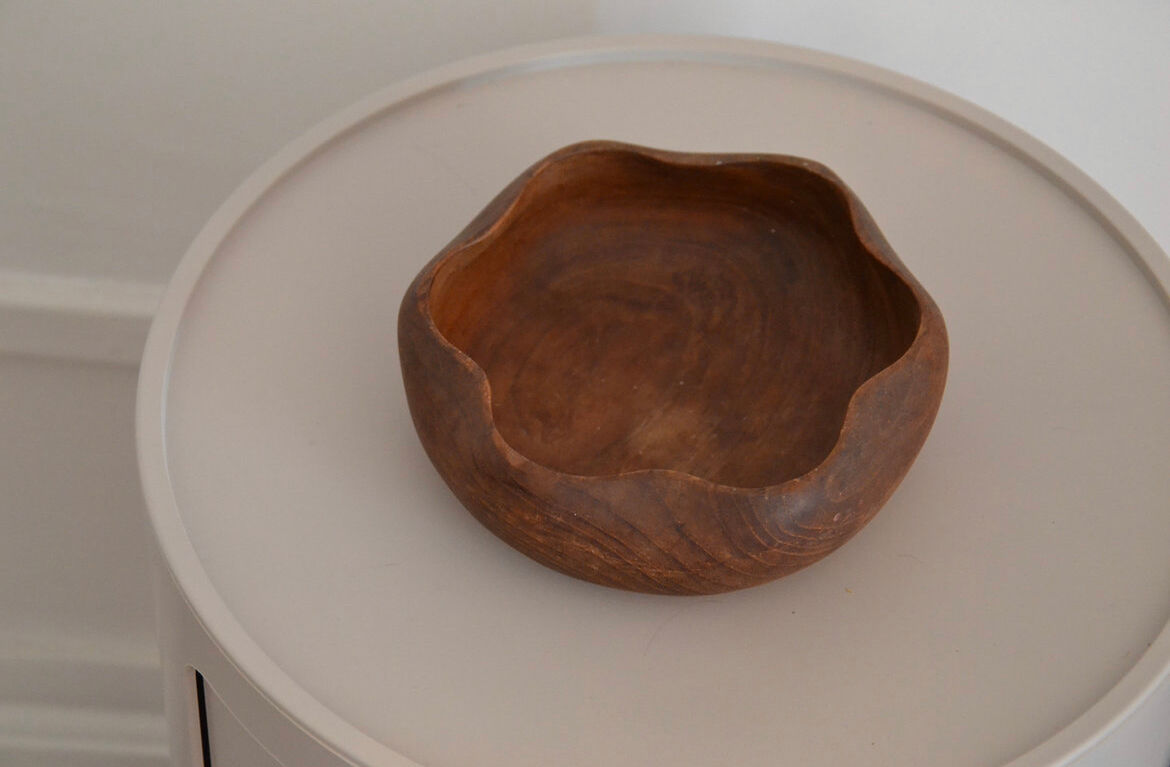 Wooden pocket tray with wavy edges
