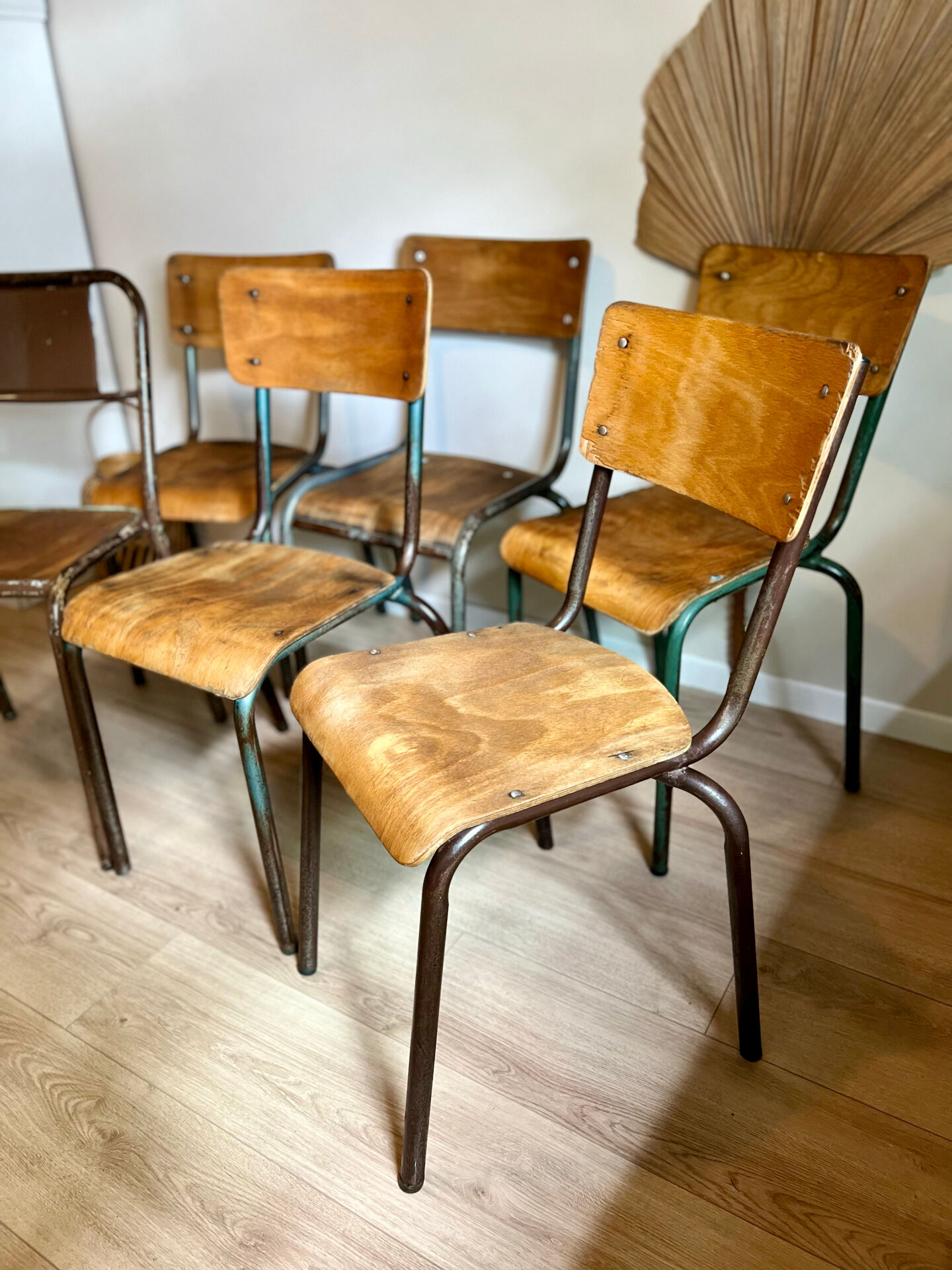 Lot de 6 chaises d’école rénovées 