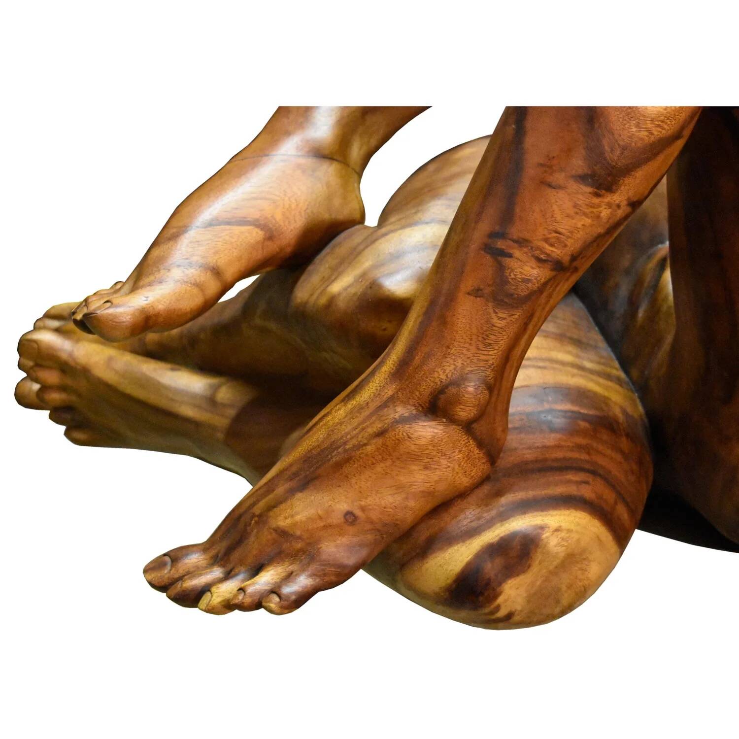 Table basse en bois exotique de monkey pod sculptée à la main représentant un couple enlacé.