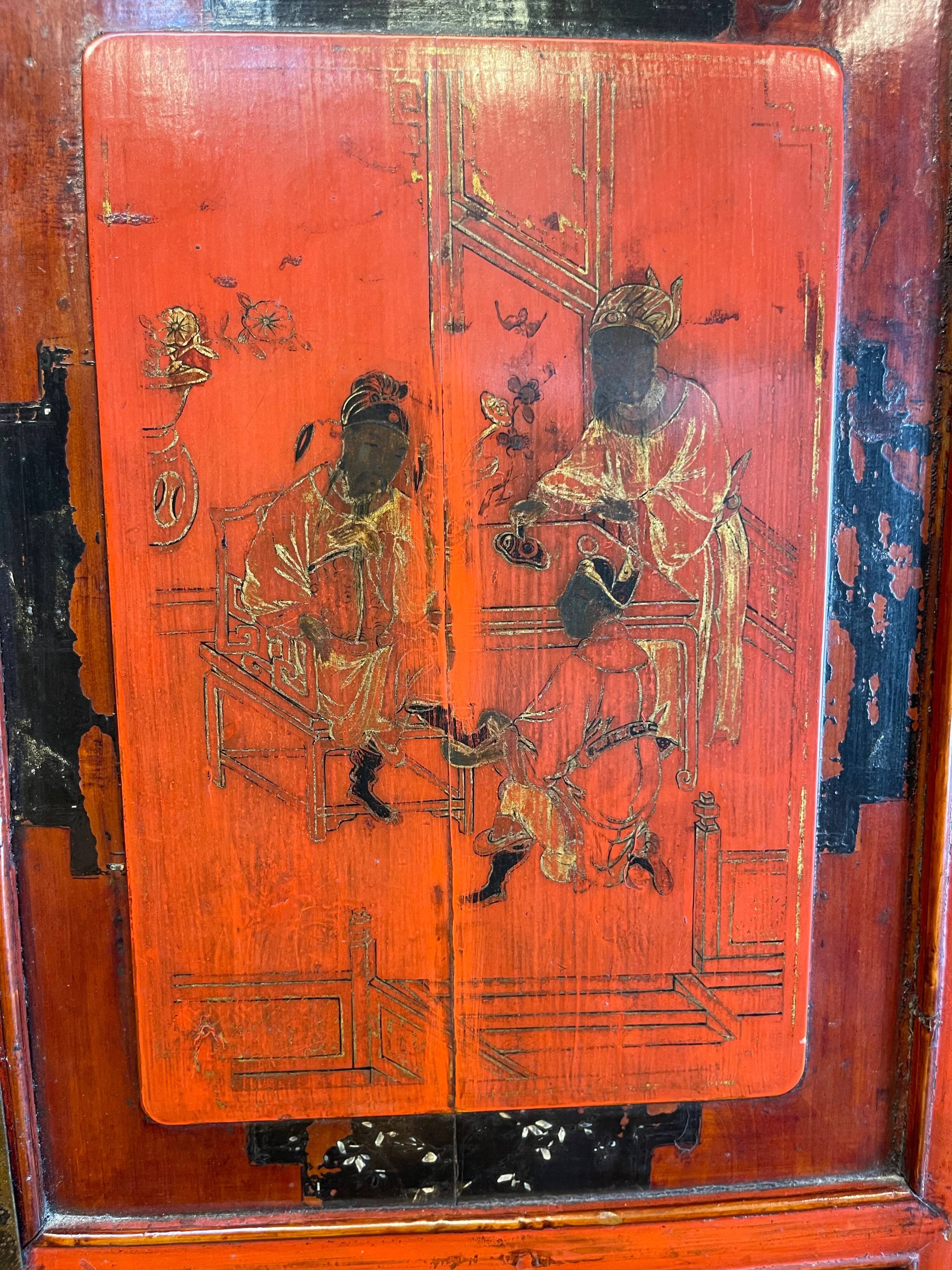 Armoire chinoise présentant des scènes de vie polychromes