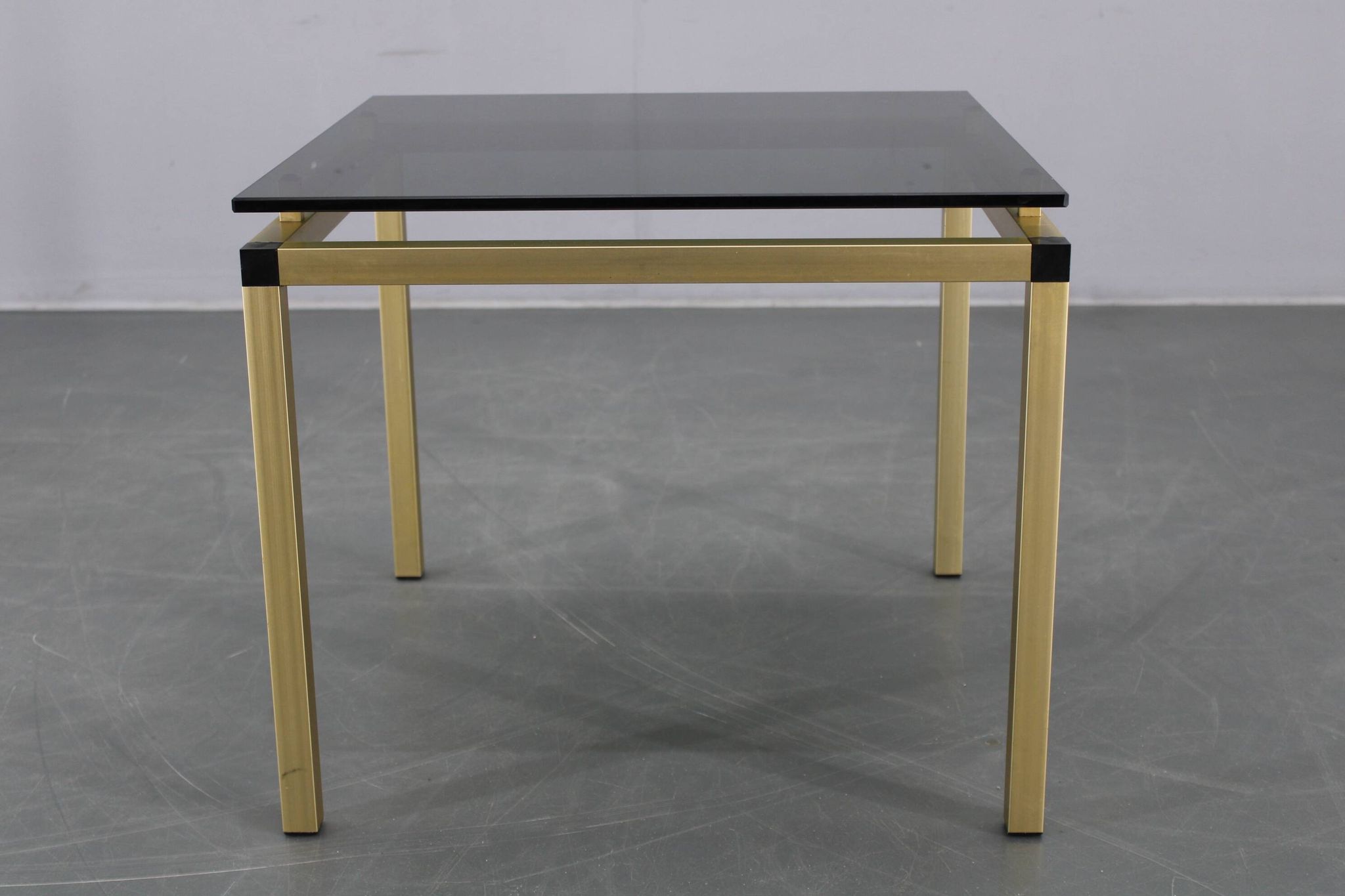 Table basse italienne des années 1970 avec finition en laiton et plateau en verre fumé